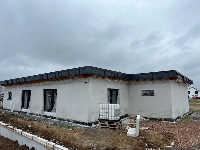 Flachdach-Bungalow im Rohbau mit dunkler Attika