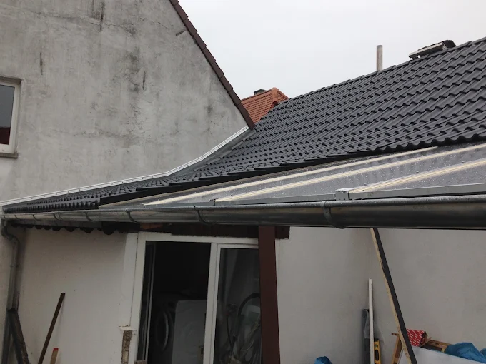 Steildach mit neuem Vordach und Zinkrinne