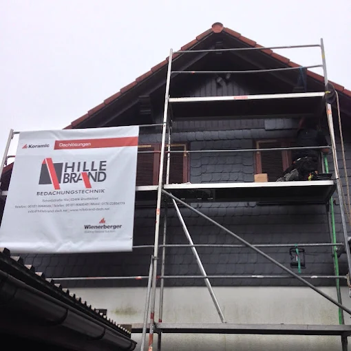 Hillebrand-Gerüstbanner vor Schieferfassade