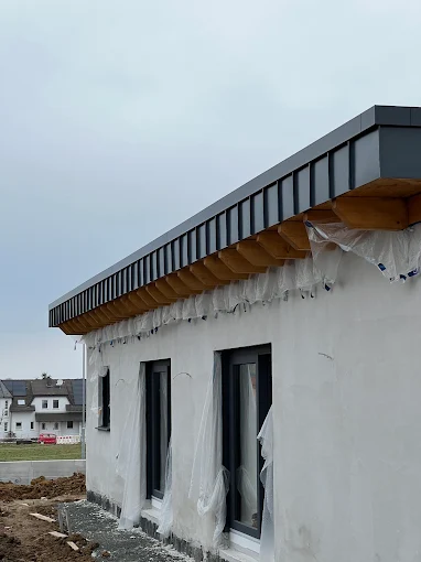 Attika-Detail mit sichtbaren Sparrenköpfen
